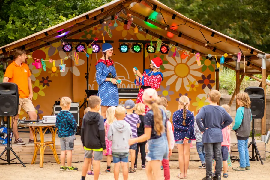 Pinkie en duimpie podium theater strandcamping