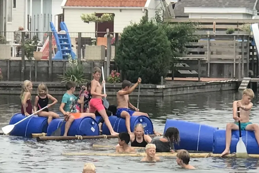 Vlotten bouwen animatieprogramma recreatieprogramma Makkum camping