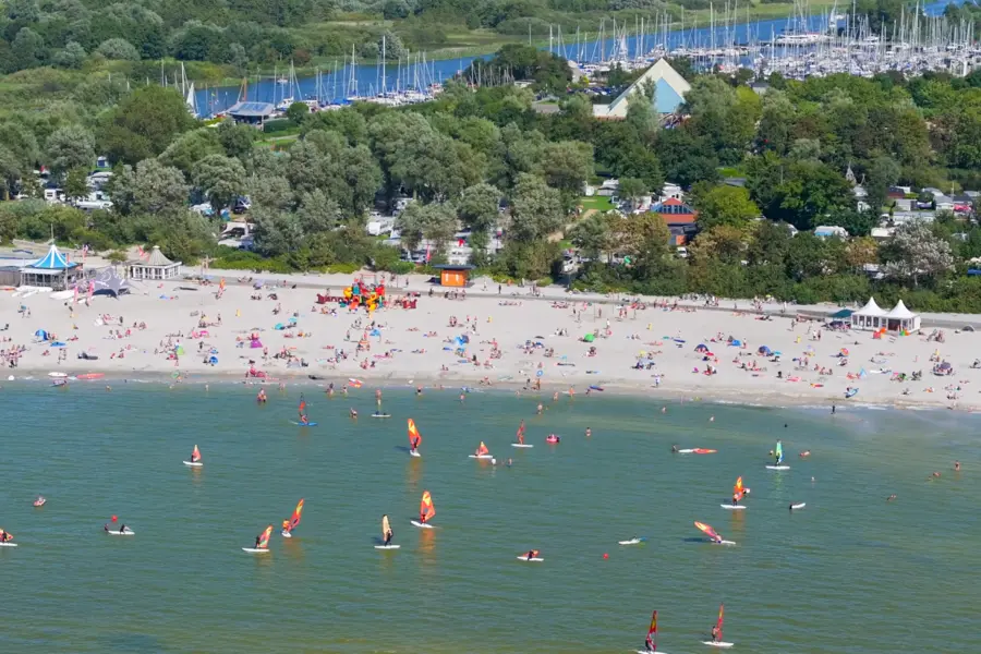Strand luchtfoto camping